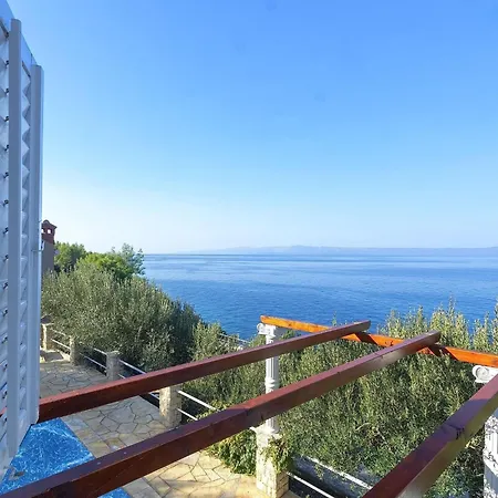Hébergement de vacances House Side Sunset- Four Bedroom House With Pool And Sea View