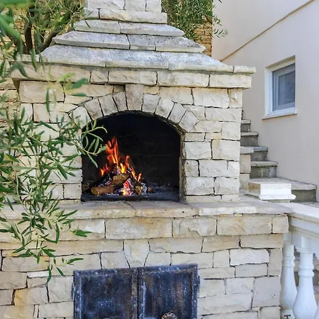 House Side Sunset- Four Bedroom House With Pool And Sea View بيت للعطل