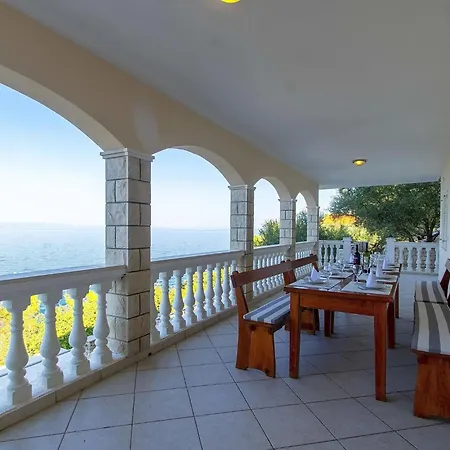 House Side Sunset- Four Bedroom House With Pool And Sea View بيت للعطل