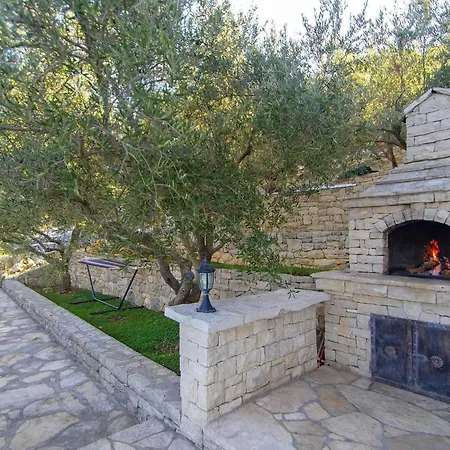 House Side Sunset- Four Bedroom House With Pool And Sea View بيت للعطل